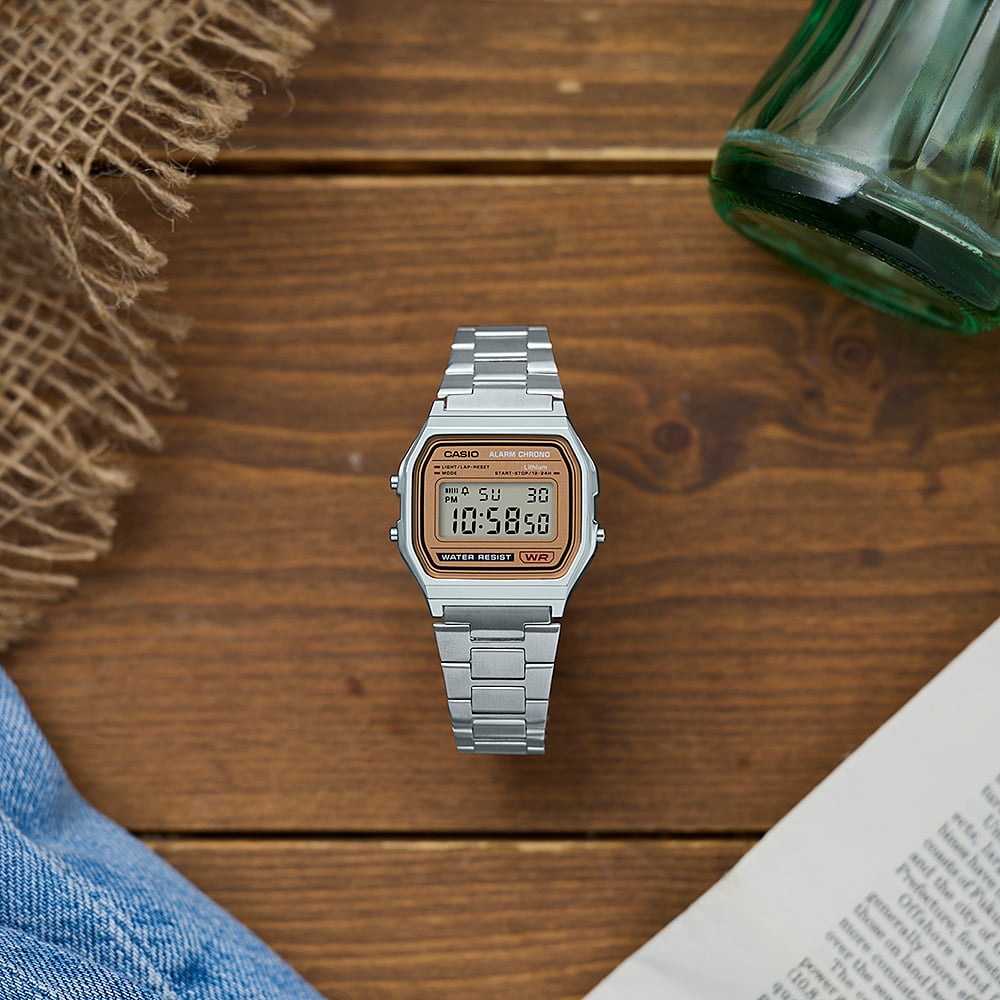 Collection Vintage - A158WEA-9EF - Montre Casio – boîtier en résine, cadran doré, écran numérique, bracelet en acier inoxydable argenté – vue 2