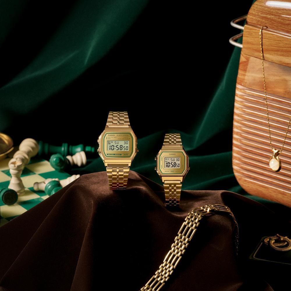 Collection Vintage - LA680WEGV-9AEF - Montre Casio – petit boîtier doré, cadran à touches vertes, écran numérique, bracelet en acier doré multi-rangs – vue 5