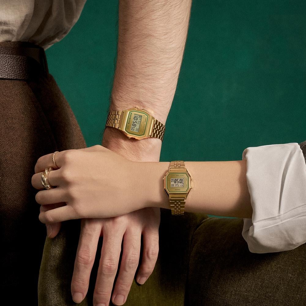 Collection Vintage - LA680WEGV-9AEF - Montre Casio – petit boîtier doré, cadran à touches vertes, écran numérique, bracelet en acier doré multi-rangs – vue 4