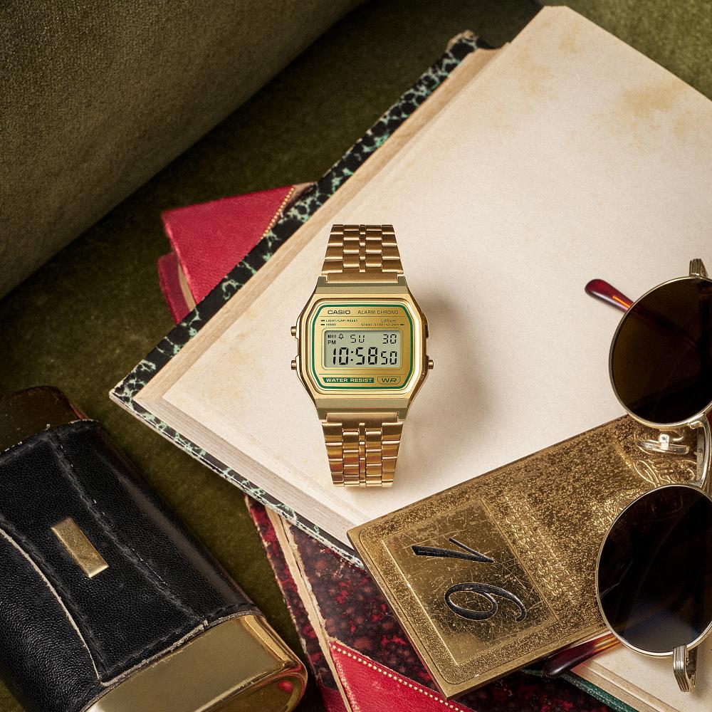 Collection Vintage - A158WEGV-9AEF - Montre Casio – boîtier doré, cadran à touches vertes, écran numérique, bracelet multi-rangs en acier doré – vue 3
