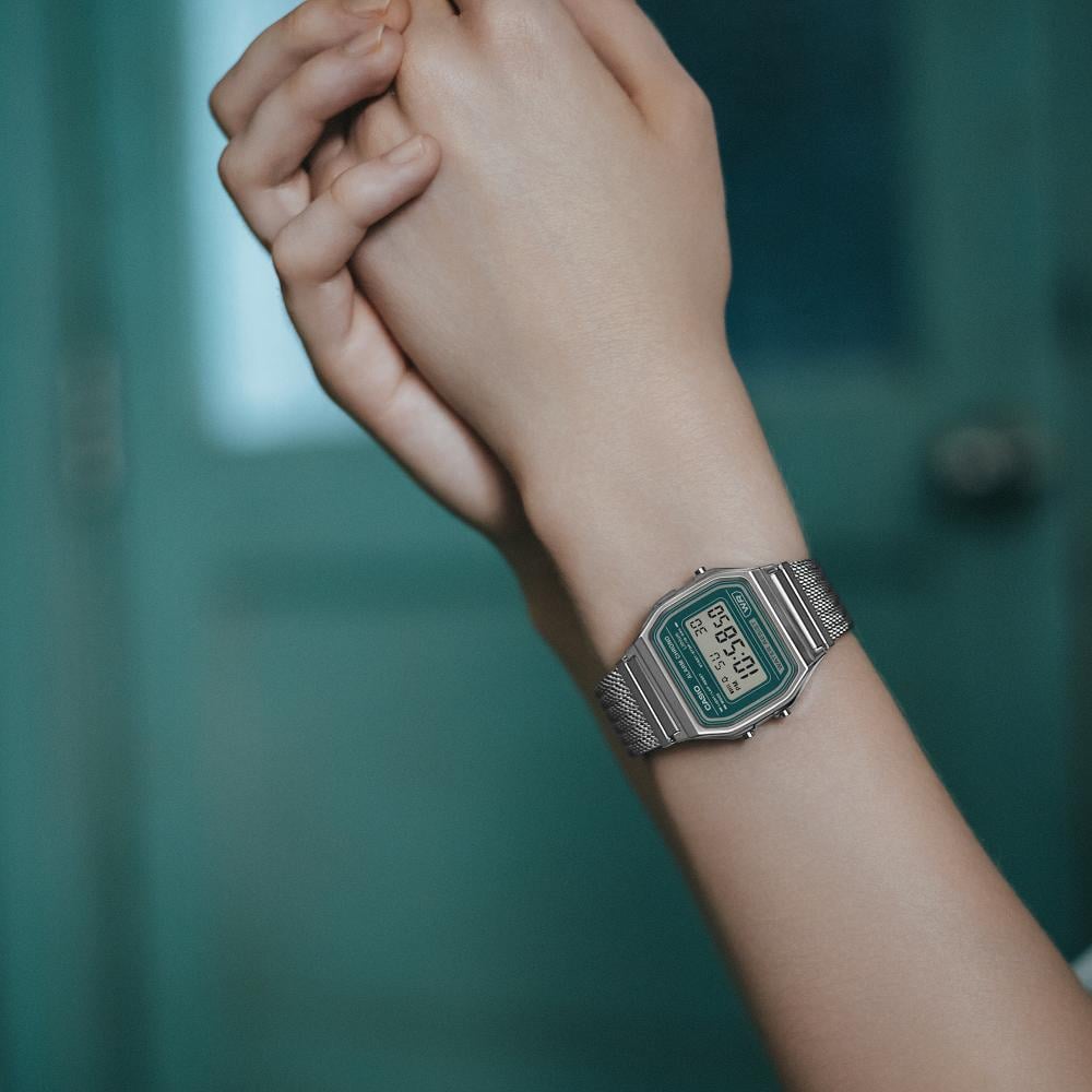 Collection Vintage - A158WEM-3EF - Montre Casio – boîtier argenté, cadran vert foncé, écran numérique, bracelet maille en acier inoxydable argenté – vue 2