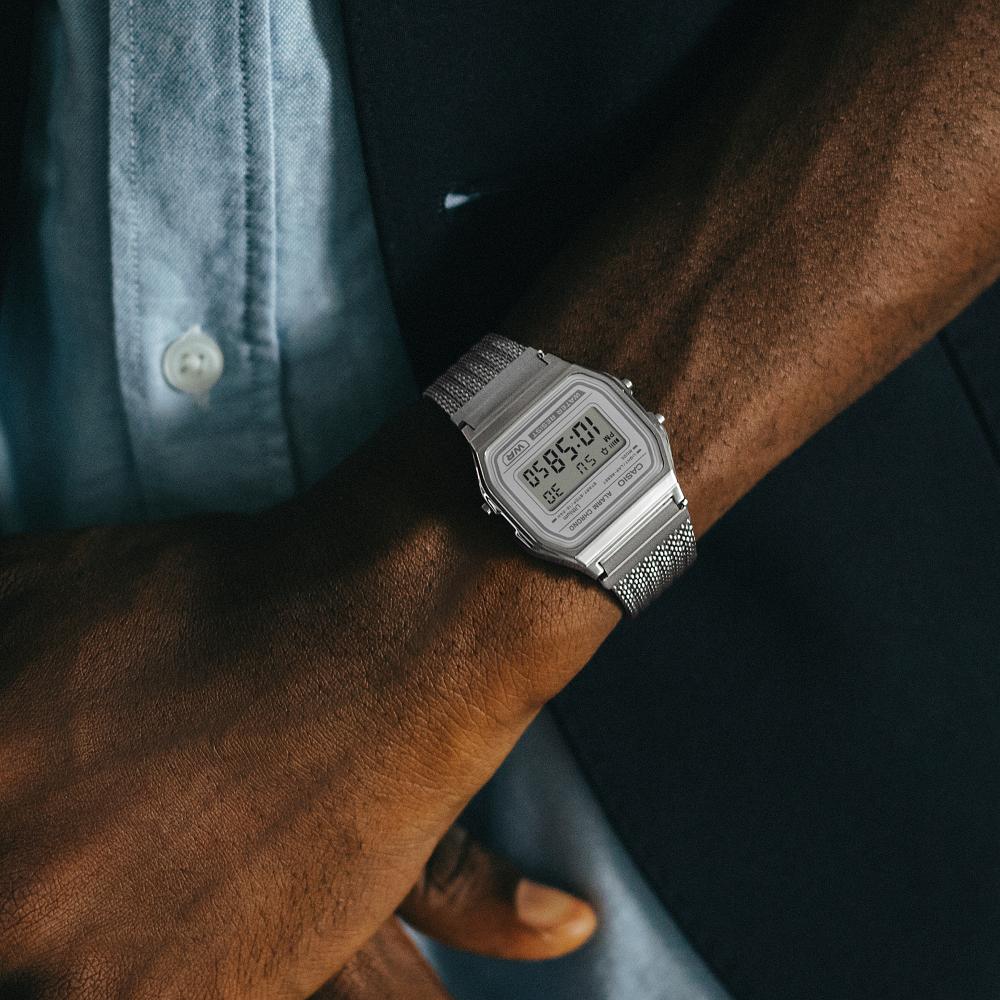 Collection Vintage - A158WEM-7EF - Montre Casio – boîtier argenté, cadran gris clair, écran numérique, bracelet maille en acier inoxydable argenté – vue 2