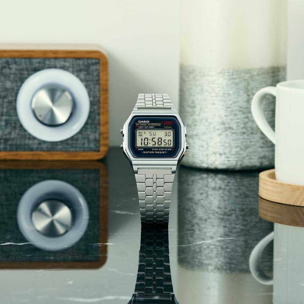 Collection Vintage - A159WE-1EF - Montre Casio – boîtier carré argenté, cadran noir, écran numérique, bracelet en acier inoxydable – vue 3