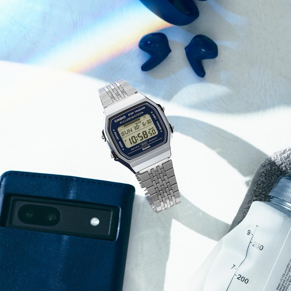 Collection Vintage - ABL-100WE-2AEF - Montre Casio – boîtier argenté, affichage numérique sur fond bleu, bracelet en acier inoxydable – vue 3