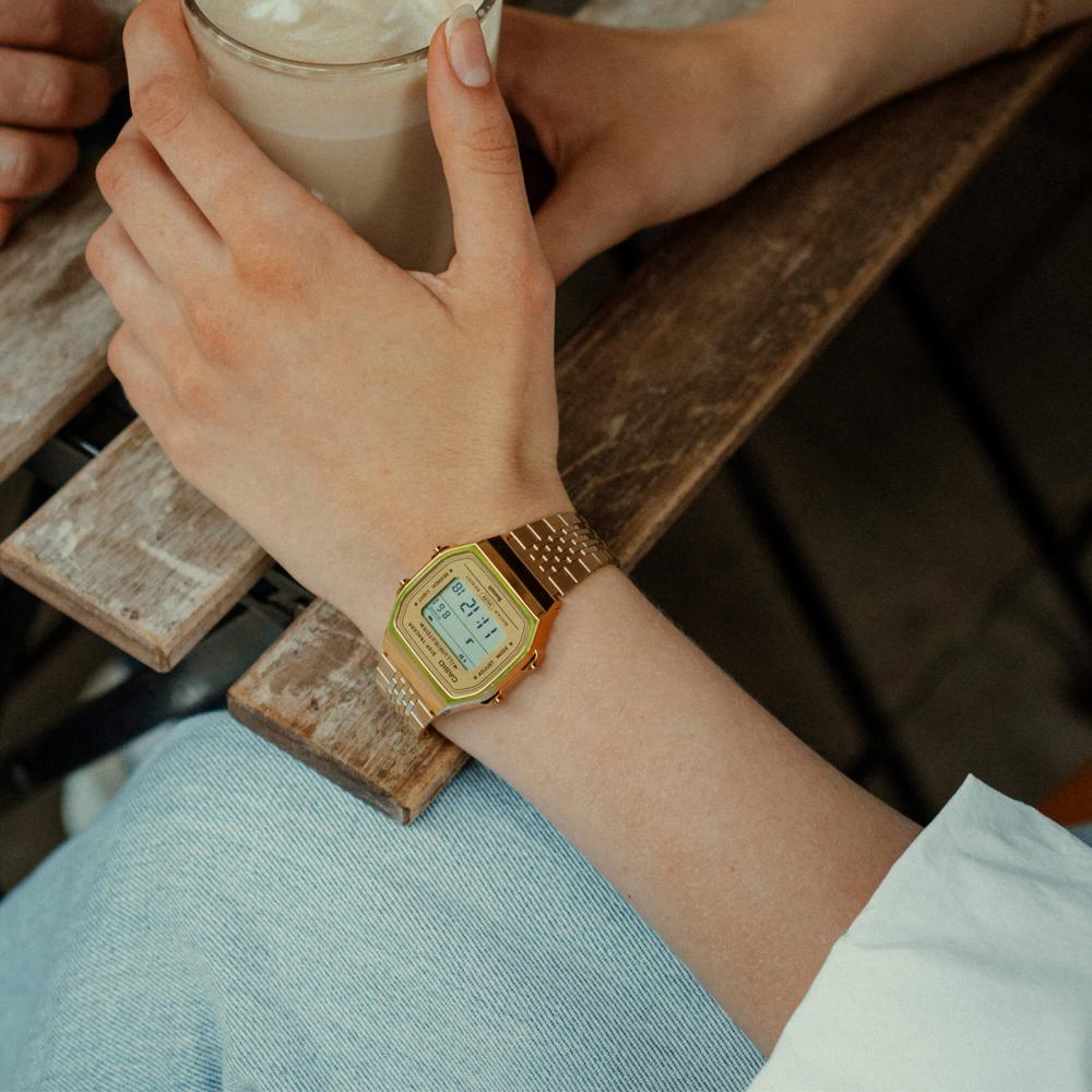 Collection Vintage - ABL-100WEG-9AEF - Montre Casio – boîtier doré, écran numérique, bracelet multi-mailles en acier doré – vue 2