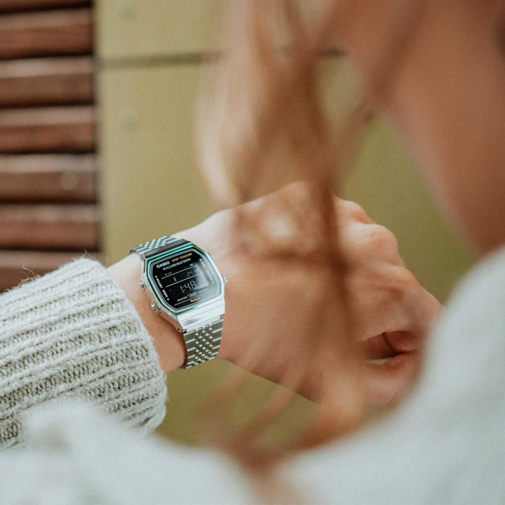 Collection Vintage - ABL-100WE-1BEF - Montre Casio – boîtier argenté en résine chromée, cadran noir, écran numérique, bracelet multi-mailles en acier – vue 2