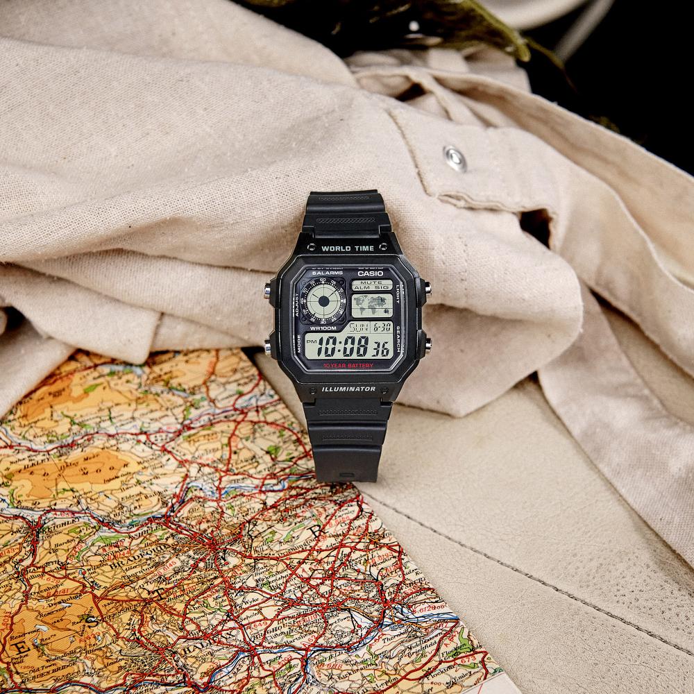 Collection Timeless - AE-1200WH-1AVEF - Montre Casio – boîtier en résine noire avec carte du monde à l'écran, bracelet en résine noir – vue 2