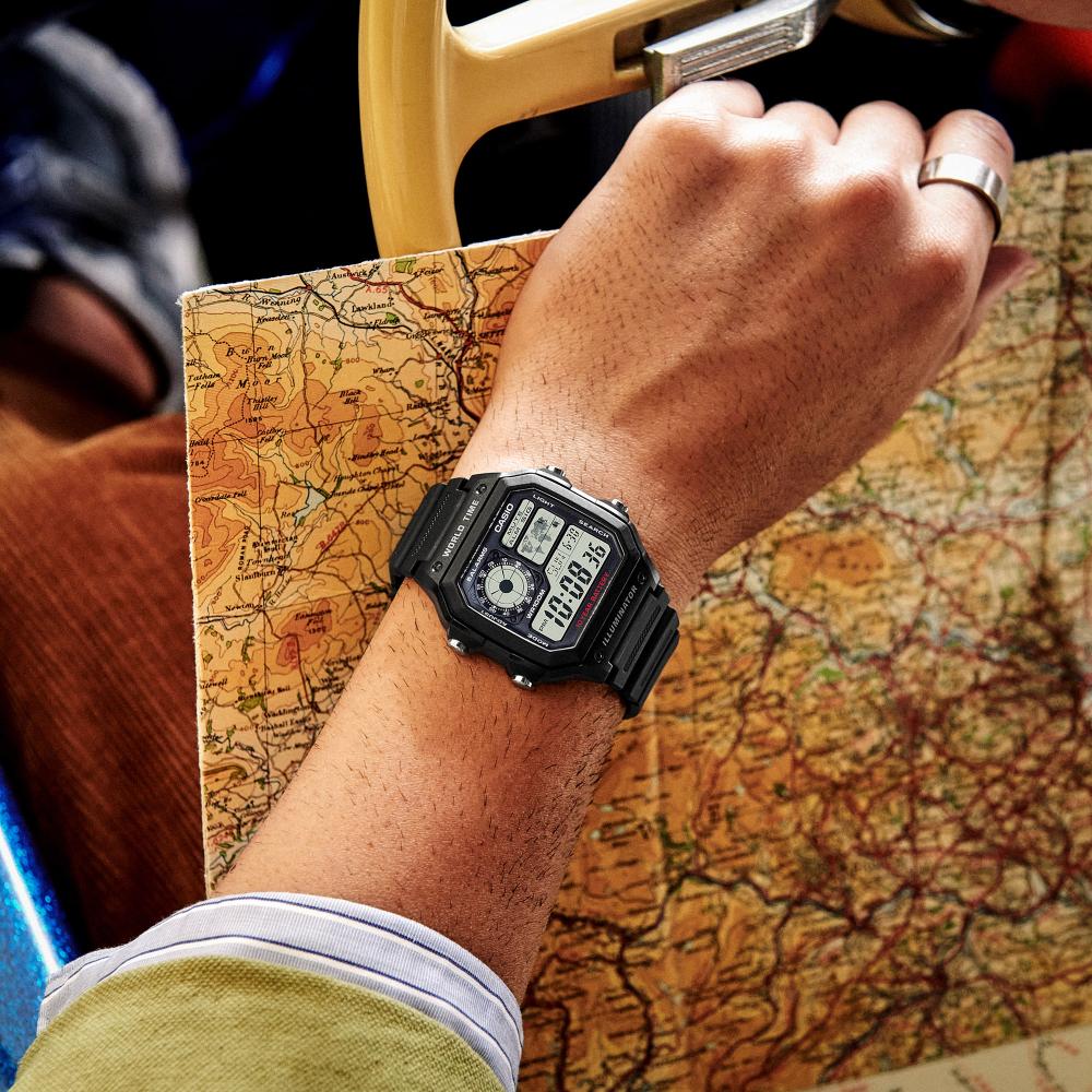 Collection Timeless - AE-1200WH-1AVEF - Montre Casio – boîtier en résine noire avec carte du monde à l'écran, bracelet en résine noir – vue 3