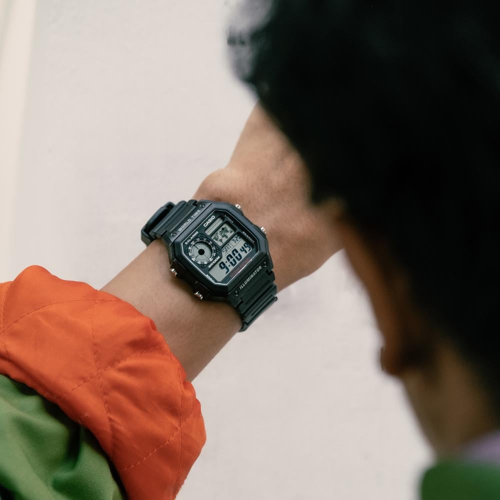 Collection Timeless - AE-1200WH-1AVEF - Montre Casio – boîtier en résine noire avec carte du monde à l'écran, bracelet en résine noir – vue 4