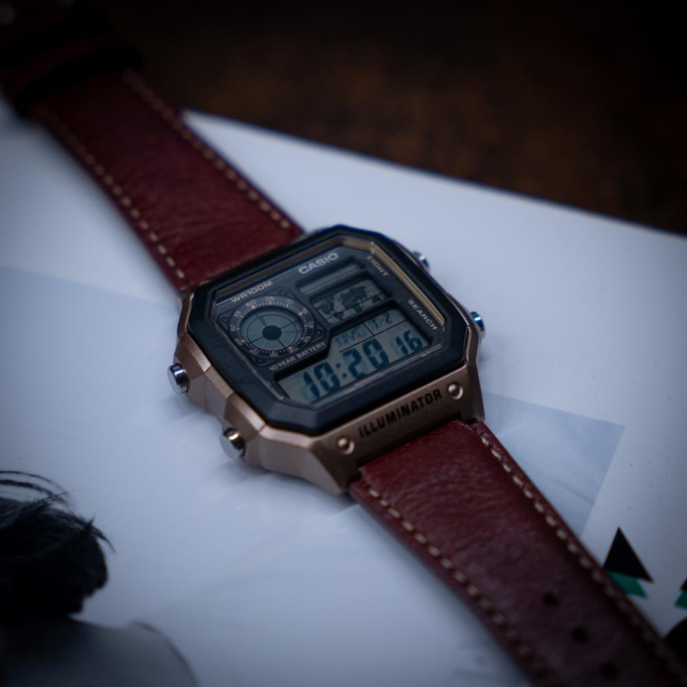 Collection Timeless - AE-1200WHL-5AVEF - Montre Casio – boîtier en résine avec écran carte du monde, bracelet en cuir marron – vue 4