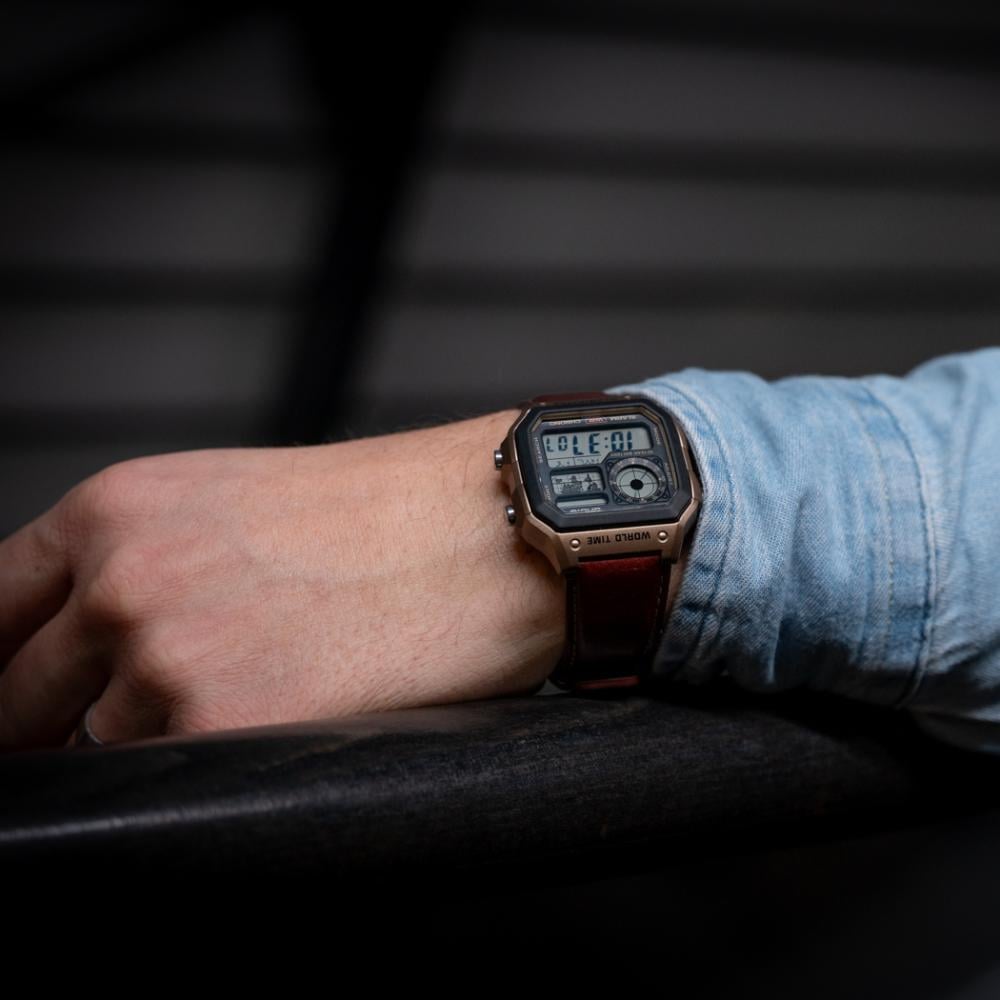 Collection Timeless - AE-1200WHL-5AVEF - Montre Casio – boîtier en résine avec écran carte du monde, bracelet en cuir marron – vue 3