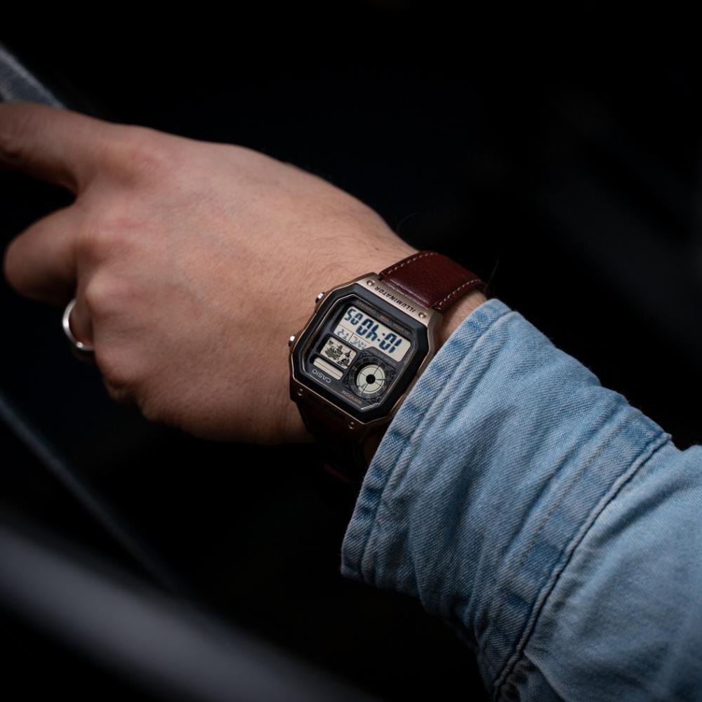 Collection Timeless - AE-1200WHL-5AVEF - Montre Casio – boîtier en résine avec écran carte du monde, bracelet en cuir marron – vue 2