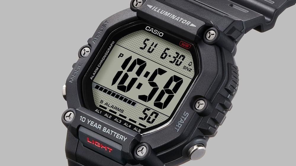 Collection Timeless - AE-1600H-1AVEF - Montre Casio – boîtier en résine noire, large écran LCD, bracelet en résine noire – vue 2