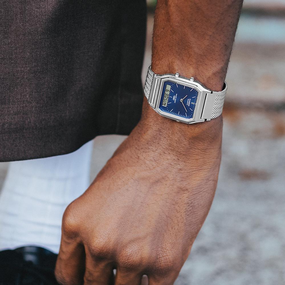 Collection Vintage - AQ-230EM-2AEF - Montre Casio – boîtier argenté, cadran bleu marine à aiguilles et écran numérique, bracelet maille en acier inoxydable – vue 2