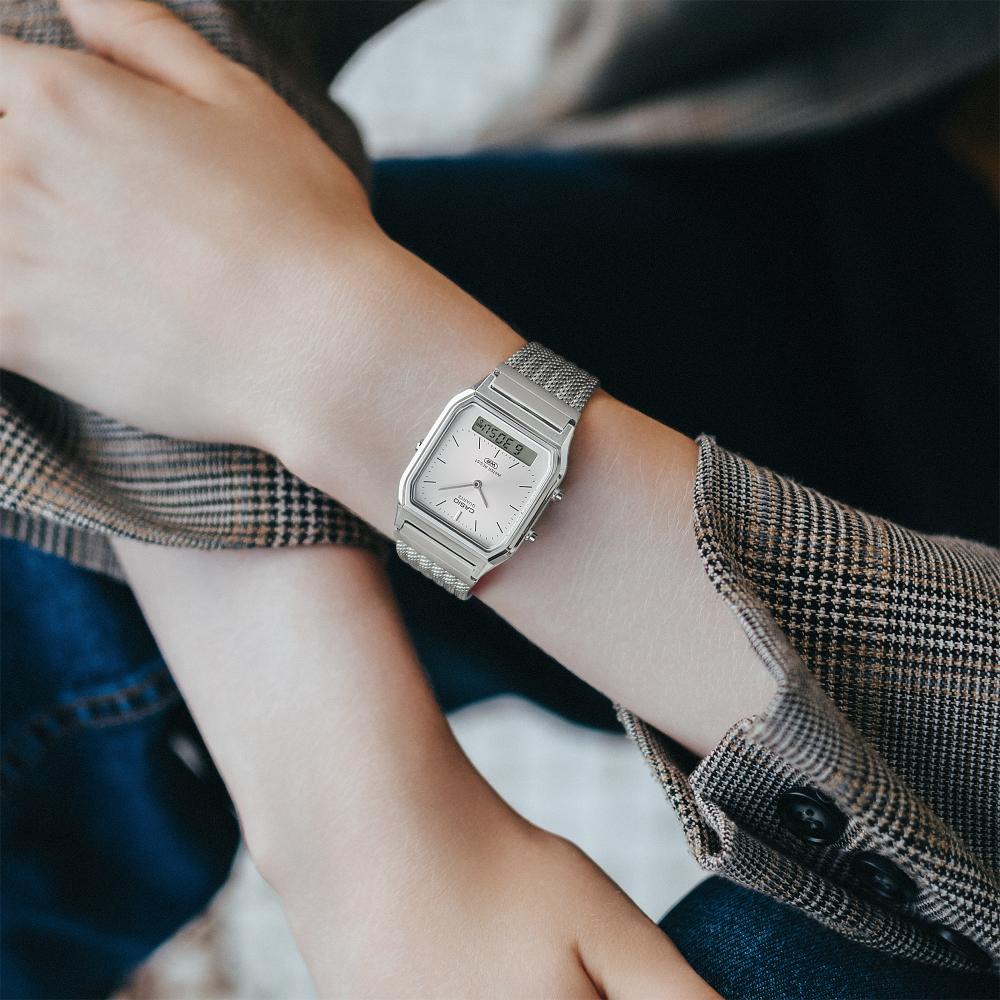 Collection Vintage - AQ-230EM-7AEF - Montre Casio – boîtier argenté chromé, cadran argenté avec écran LCD, bracelet maille en acier inoxydable – vue 2