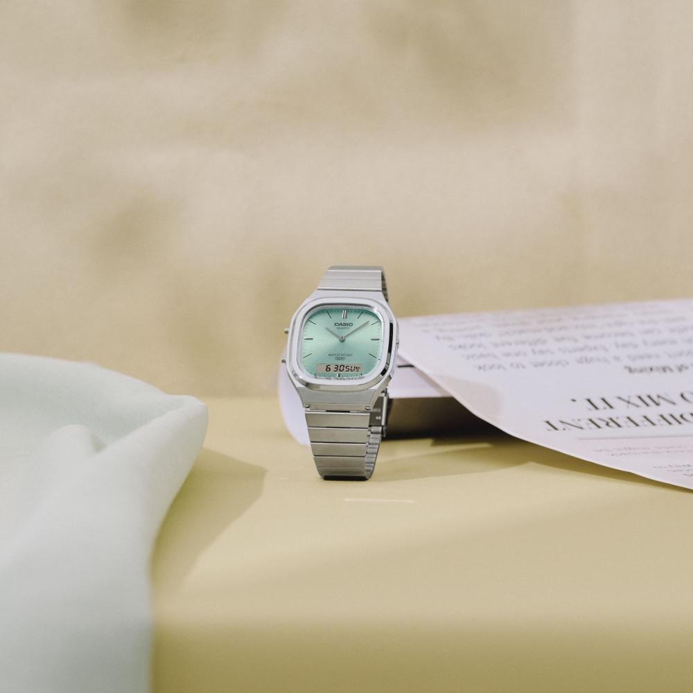 Collection Vintage - AQ-240E-2AEF - Montre Casio – boîtier argenté, cadran vert d'eau ensoleillé, bracelet en acier inoxydable – vue 2