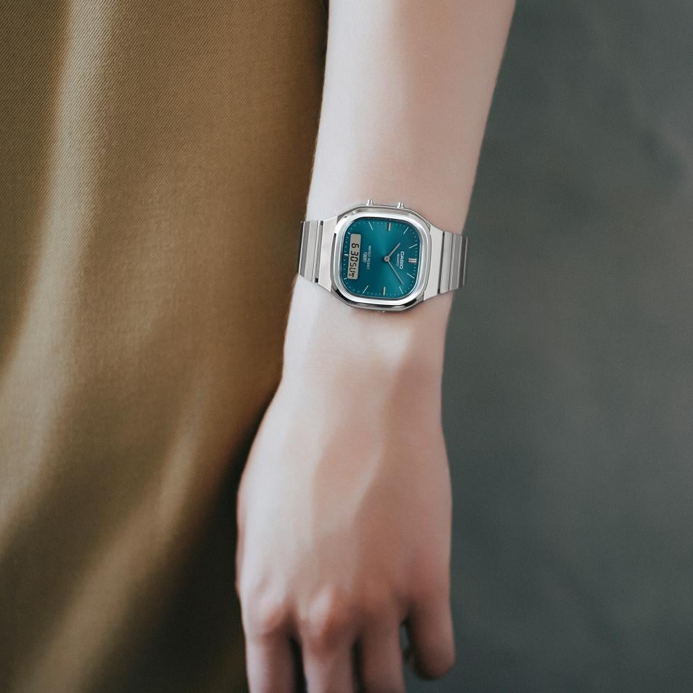Collection Vintage - AQ-240E-3AEF - Montre Casio – boîtier argenté arrondi, cadran vert soleillé à index métalliques et écran numérique, bracelet en acier – vue 2