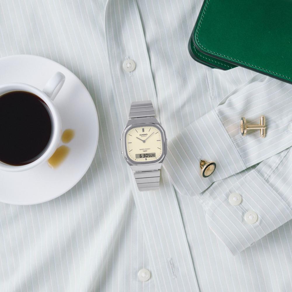 Collection Vintage - AQ-240E-7A2EF - Montre Casio – boîtier argenté aux contours arrondis, cadran blanc mat à aiguilles et écran numérique, bracelet en acier – vue 2