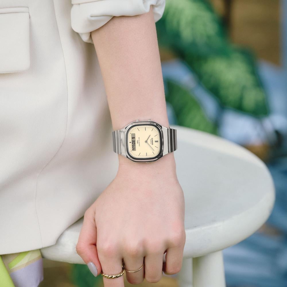 Collection Vintage - AQ-240E-7A2EF - Montre Casio – boîtier argenté aux contours arrondis, cadran blanc mat à aiguilles et écran numérique, bracelet en acier – vue 3