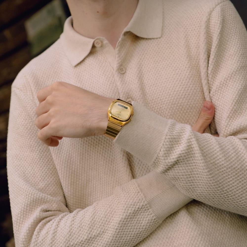 Collection Vintage - AQ-240EG-9AEF - Montre Casio – boîtier doré arrondi, cadran soleillé à index métalliques et écran numérique, bracelet en acier doré – vue 2