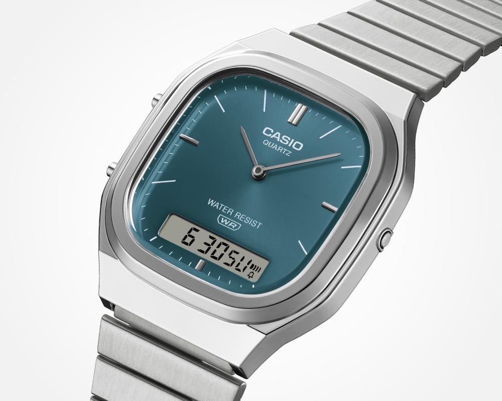 Collection Vintage - AQ-240E-3AEF - Montre Casio – boîtier argenté arrondi, cadran vert soleillé à index métalliques et écran numérique, bracelet en acier – vue 4