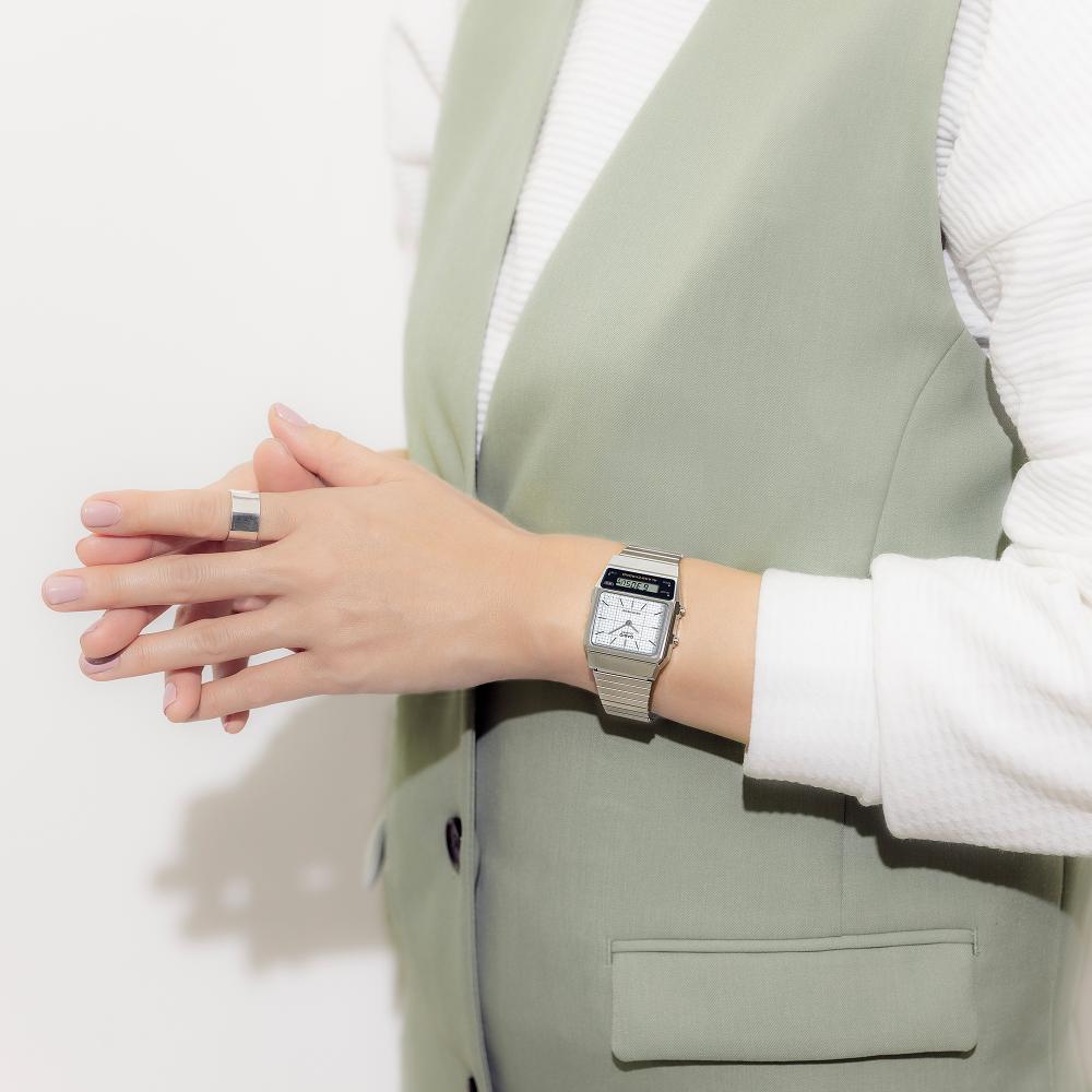 Collection Vintage - AQ-800E-7AEF - Montre Casio – boîtier angulaire argenté, cadran quadrillé avec index bâtons et écran LCD, bracelet à maillons droits en acier – vue 6