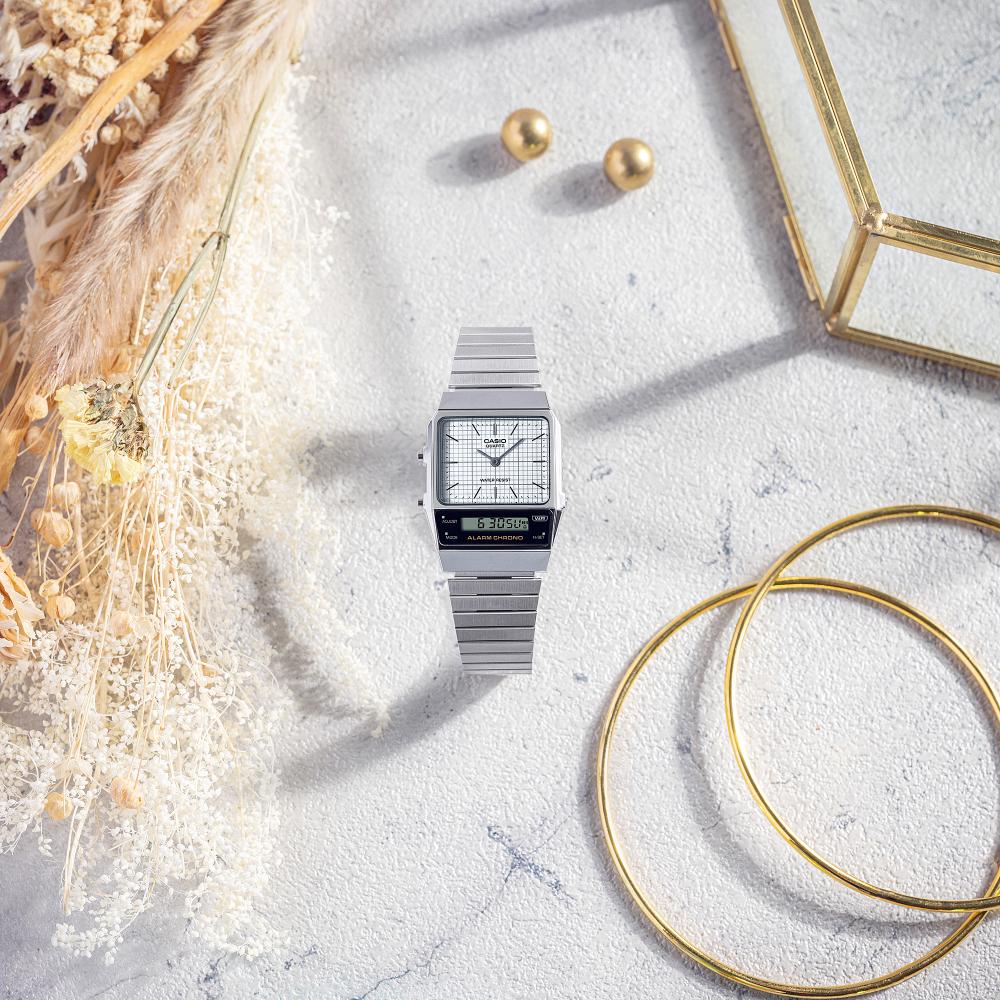 Collection Vintage - AQ-800E-7AEF - Montre Casio – boîtier angulaire argenté, cadran quadrillé avec index bâtons et écran LCD, bracelet à maillons droits en acier – vue 5