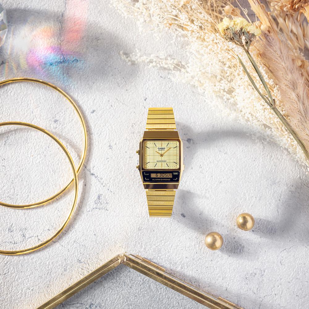Collection Vintage - AQ-800EG-9AEF - Montre Casio – boîtier angulaire doré, cadran quadrillé avec index bâtons et écran LCD, bracelet à maillons droits en acier doré – vue 4