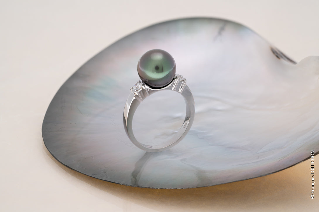 Okrągły pierścionek z perłą Tahiti i diamentem o masie 0,21 ct – 18-karatowe złoto