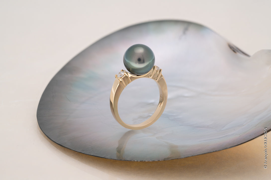 Okrągły pierścionek z perłą Tahiti i diamentem o masie 0,21 ct – 18-karatowe złoto