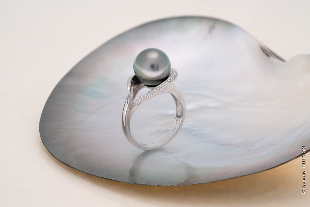 Okrągły pierścionek z perłą Tahiti i diamentem o masie 0,14 ct – 18-karatowe złoto