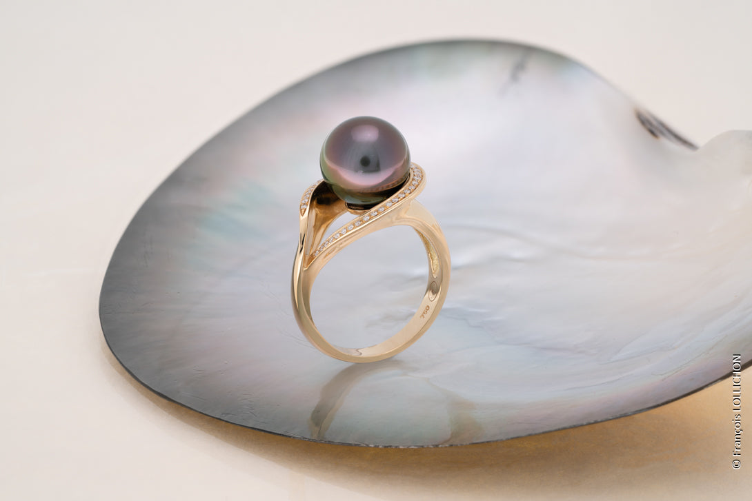 Okrągły pierścionek z perłą Tahiti i diamentem o masie 0,14 ct – 18-karatowe złoto