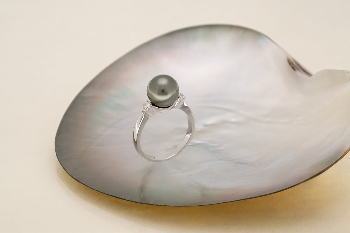 Okrągły pierścionek z perłą Tahiti i diamentem 9-9,2 mm – 18-karatowe złoto