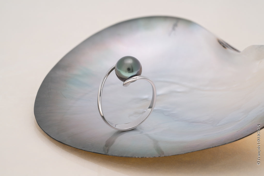 Okrągły pierścionek z perłą Tahiti 9-9,2 mm – 18-karatowe złoto