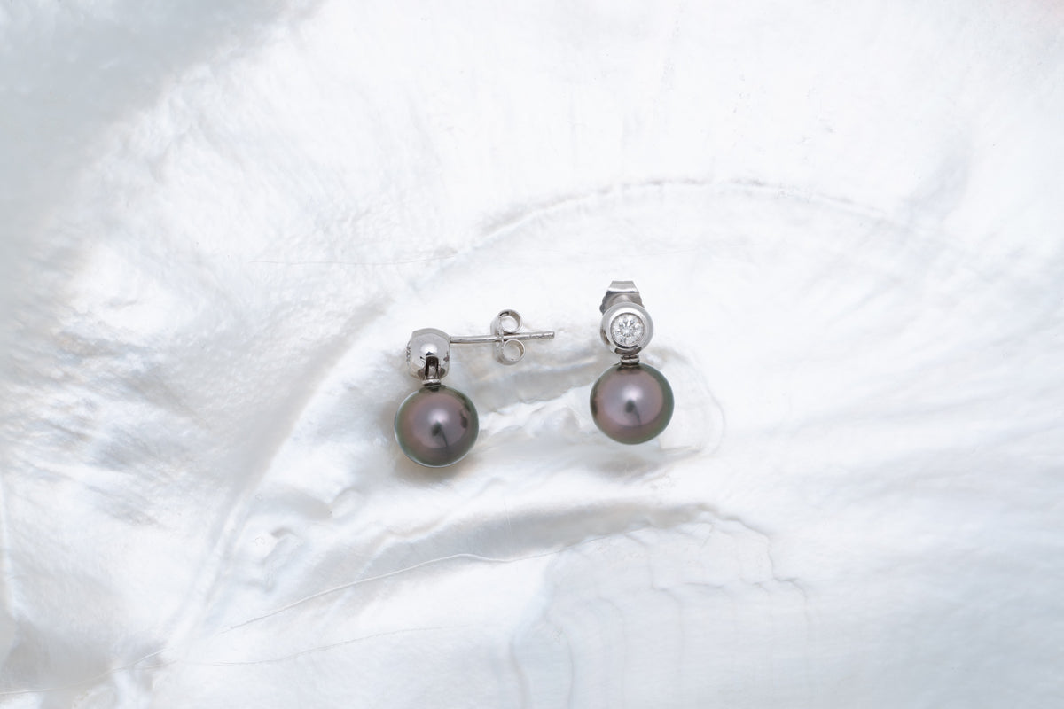 Brincos de diamantes com moldura e pérolas redondas do Taiti – ouro 18 quilates