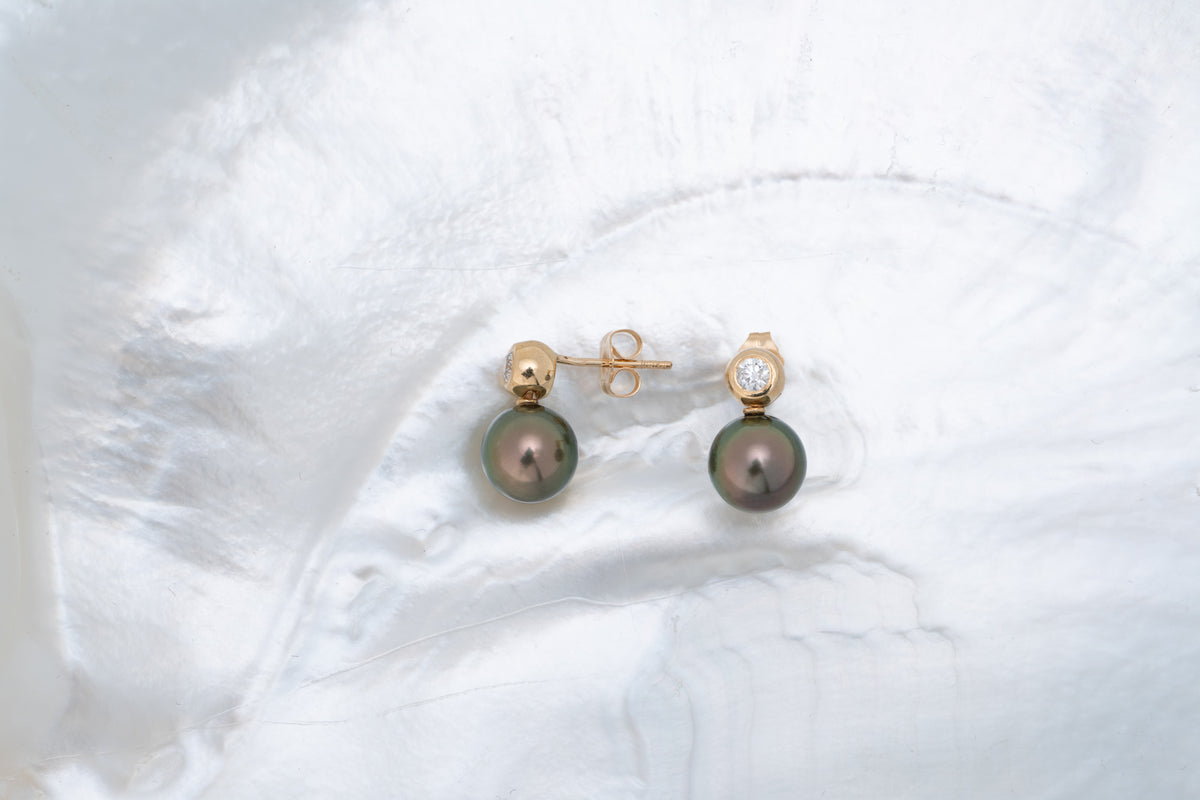 Brincos de diamantes com moldura e pérolas redondas do Taiti – ouro 18 quilates