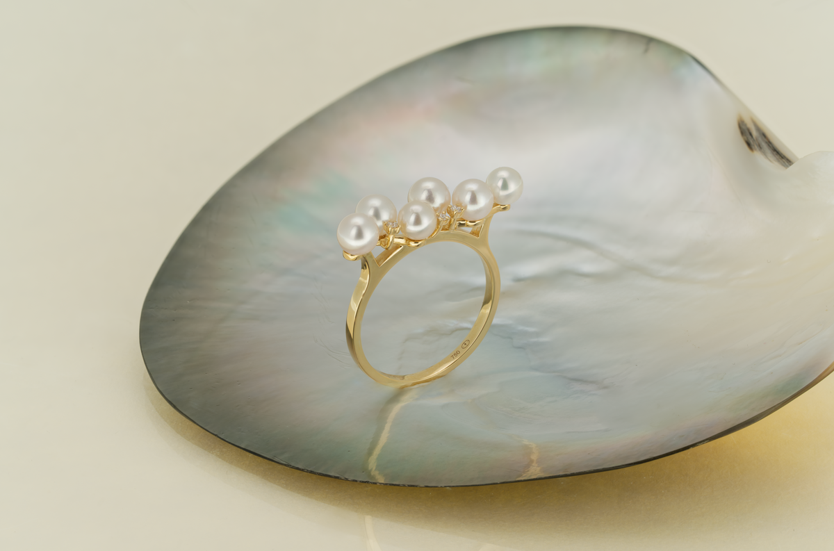 Okrągły pierścionek z perłą Akoya i diamentem o średnicy 4,5-5 mm – 18-karatowe żółte złoto