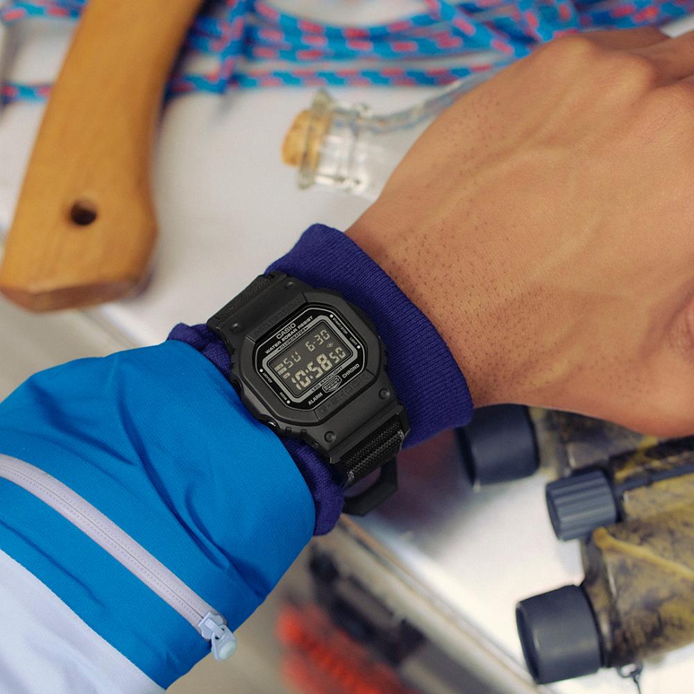 Collection G-Shock - DW-5600MNC-1ER - Montre Casio – boîtier en résine noir, bracelet en tissu noir à fermeture magnétique – vue 2