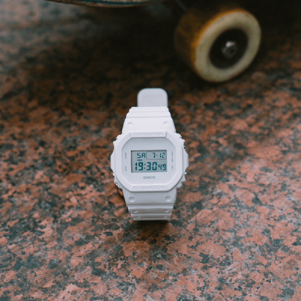 Collection G-Shock - DW-5600WW-7ER - Montre Casio – montre numérique entièrement blanche, bracelet en résine bio blanche – vue 4