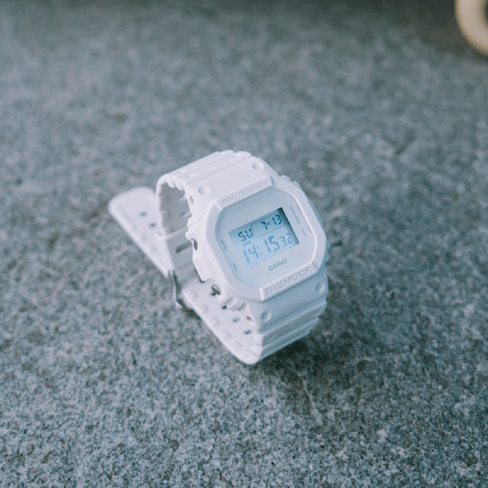 Collection G-Shock - DW-5600WW-7ER - Montre Casio – montre numérique entièrement blanche, bracelet en résine bio blanche – vue 3