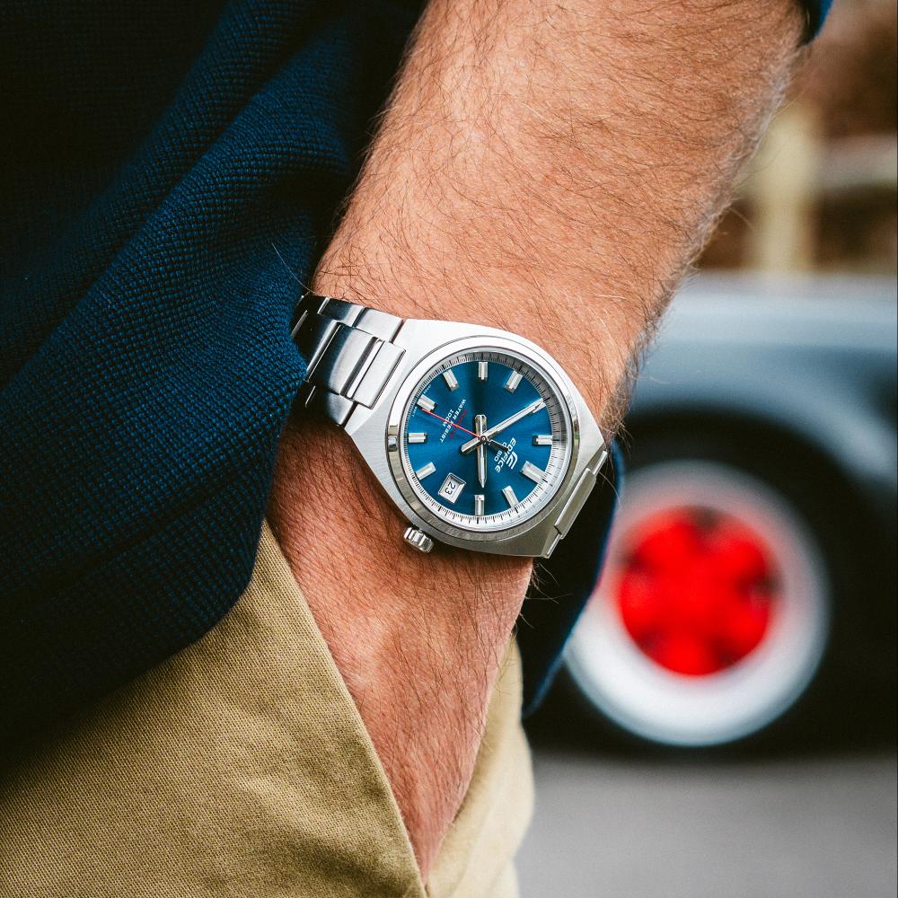 Collection Edifice - EFB-109D-2AVEF - Montre Casio – montre ronde en acier inoxydable, cadran bleu soleillé, bracelet en acier argenté – vue 2