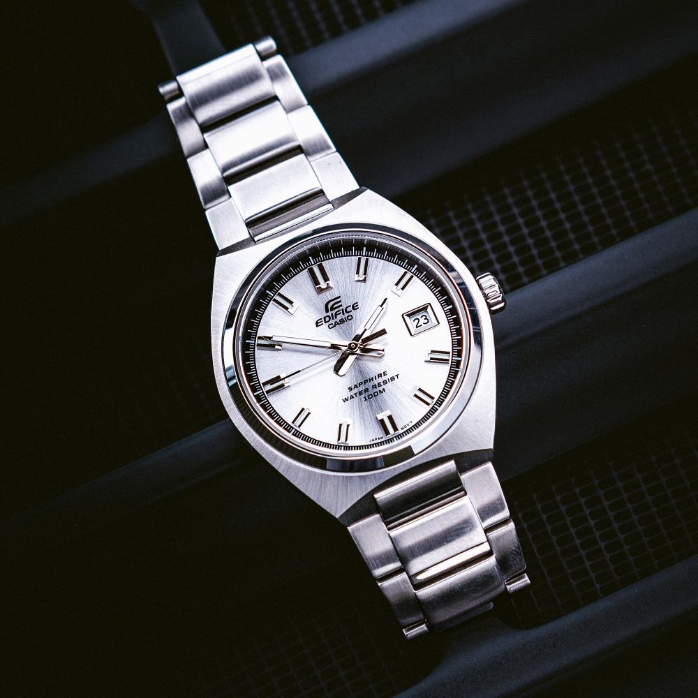 Collection Edifice - EFB-109D-7AVEF - Montre Casio – montre ronde en acier inoxydable, cadran argenté soleillé, bracelet en acier – vue 5