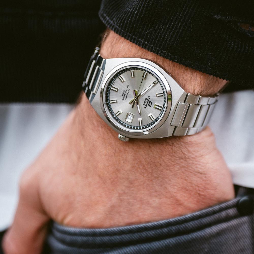 Collection Edifice - EFB-109D-7AVEF - Montre Casio – montre ronde en acier inoxydable, cadran argenté soleillé, bracelet en acier – vue 4