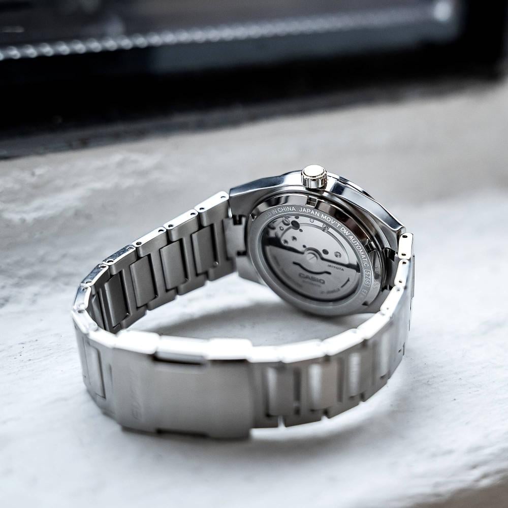Collection Edifice - EFK-110D-1AER - Montre Casio – montre automatique à cadran noir texturé, boîtier et bracelet en acier inoxydable argenté – vue 3