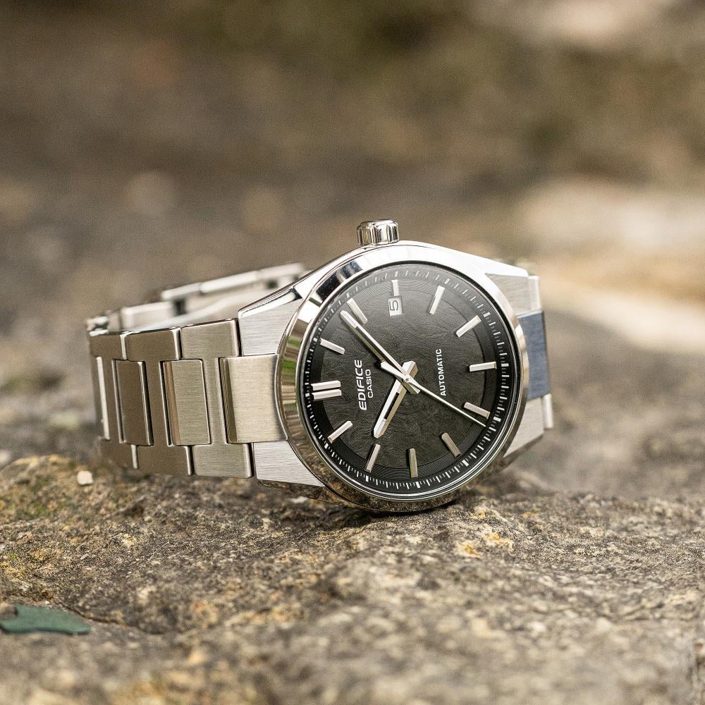 Collection Edifice - EFK-110D-1AER - Montre Casio – montre automatique à cadran noir texturé, boîtier et bracelet en acier inoxydable argenté – vue 8