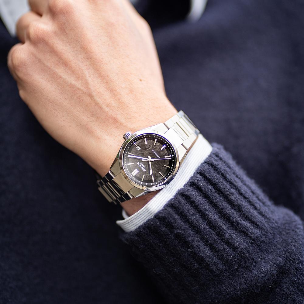 Collection Edifice - EFK-110D-1AER - Montre Casio – montre automatique à cadran noir texturé, boîtier et bracelet en acier inoxydable argenté – vue 2