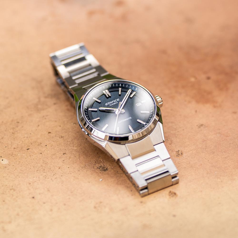 Collection Edifice - EFK-110D-2AER - Montre Casio – boîtier compact en acier inoxydable de 38 mm, cadran bleu texturé, bracelet acier massif – vue 6
