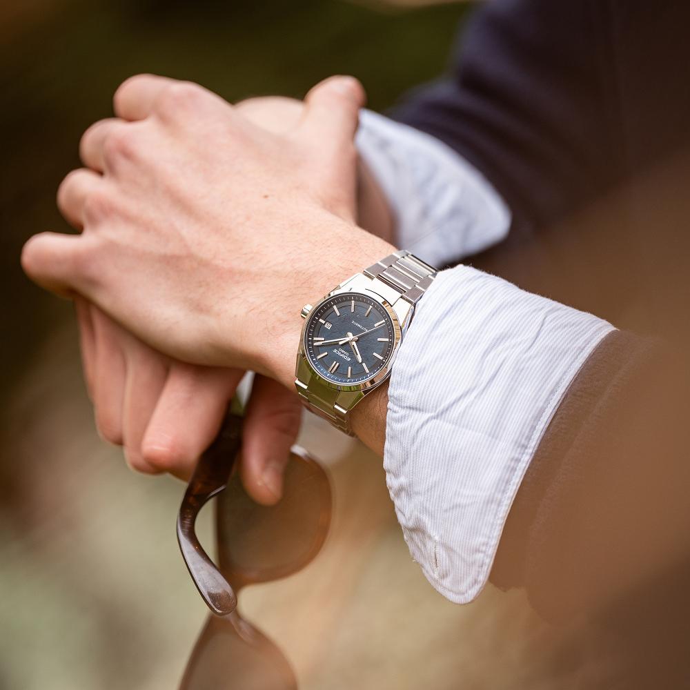 Collection Edifice - EFK-110D-2AER - Montre Casio – boîtier compact en acier inoxydable de 38 mm, cadran bleu texturé, bracelet acier massif – vue 2