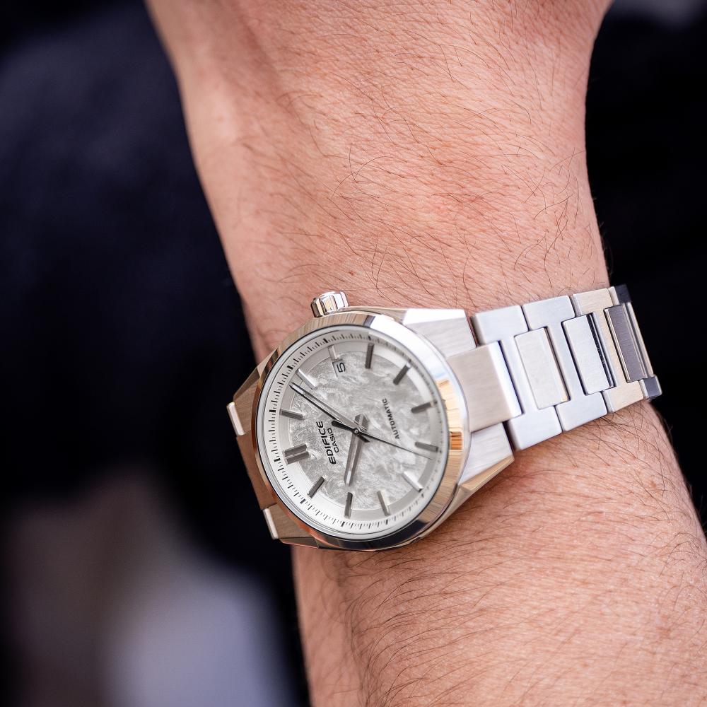 Collection Edifice - EFK-110D-7AER - Montre Casio – boîtier compact en acier argenté, cadran clair texturé, bracelet en acier – vue 3