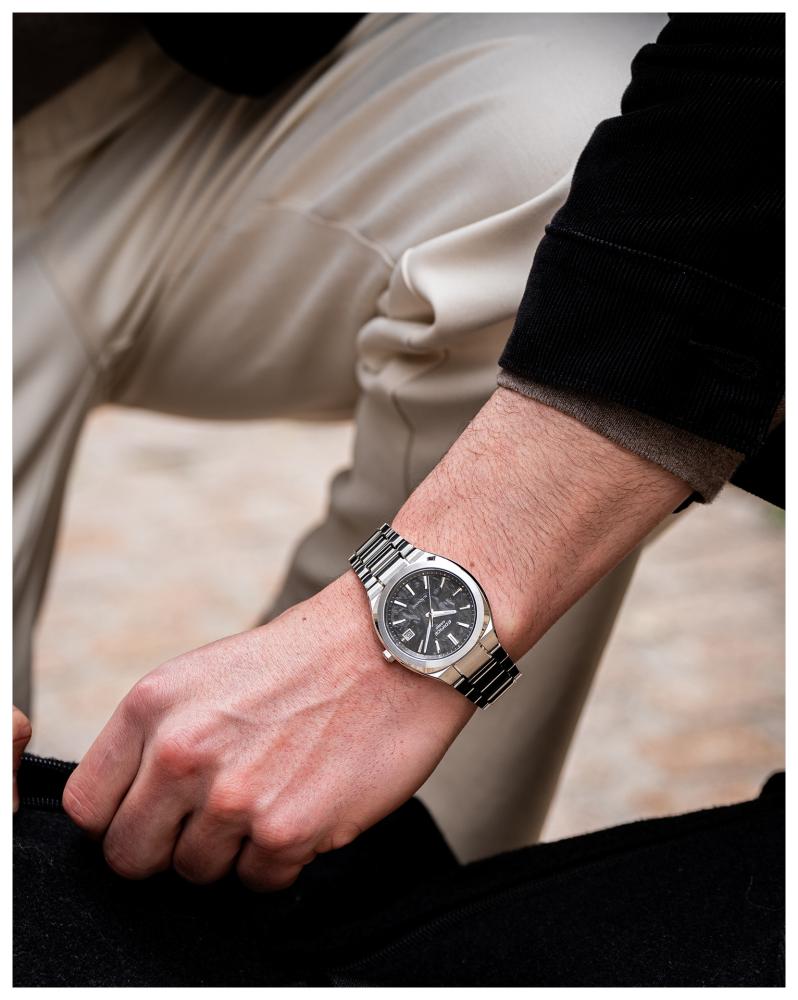 Collection Edifice - EFK-200CD-1AER - Montre Casio – boîtier en acier inoxydable argenté, cadran noir, bracelet acier massif – vue 2